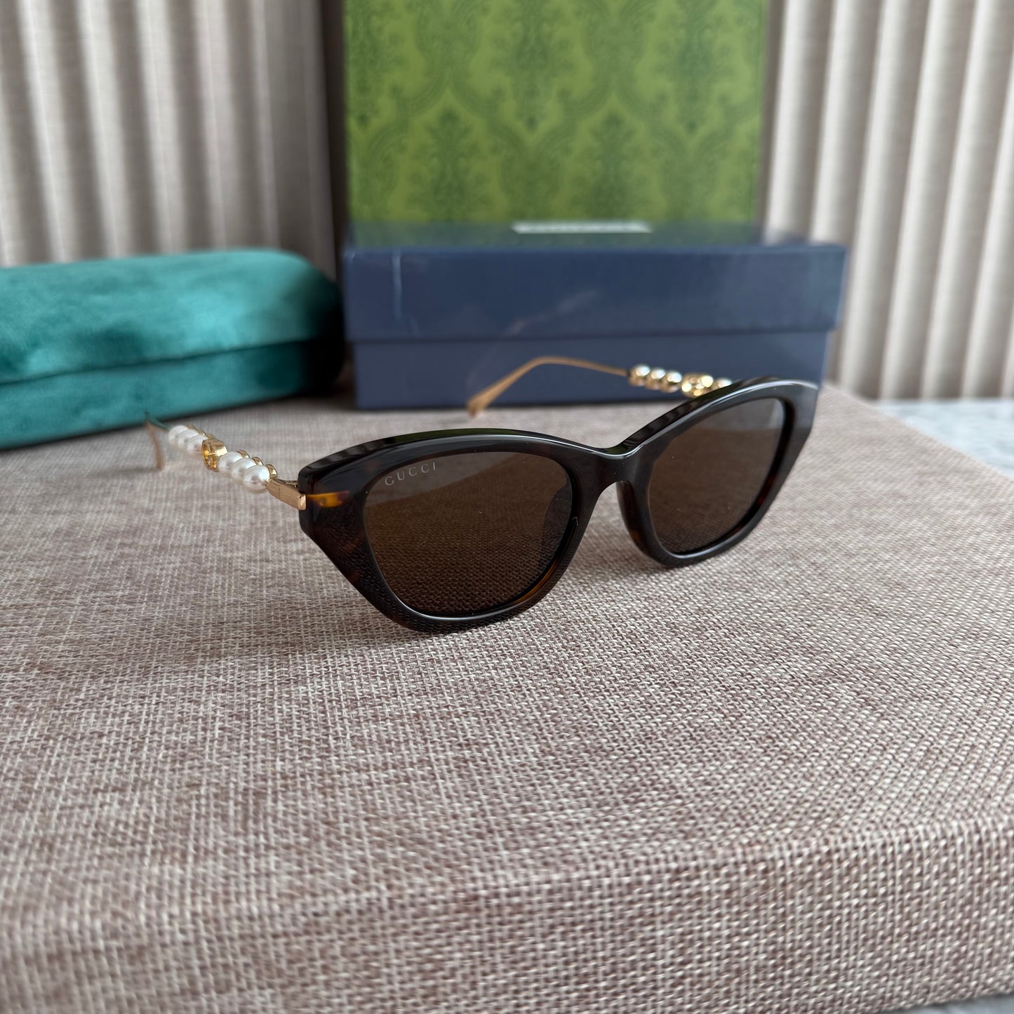 Lentes G-ucci color negro con perlas