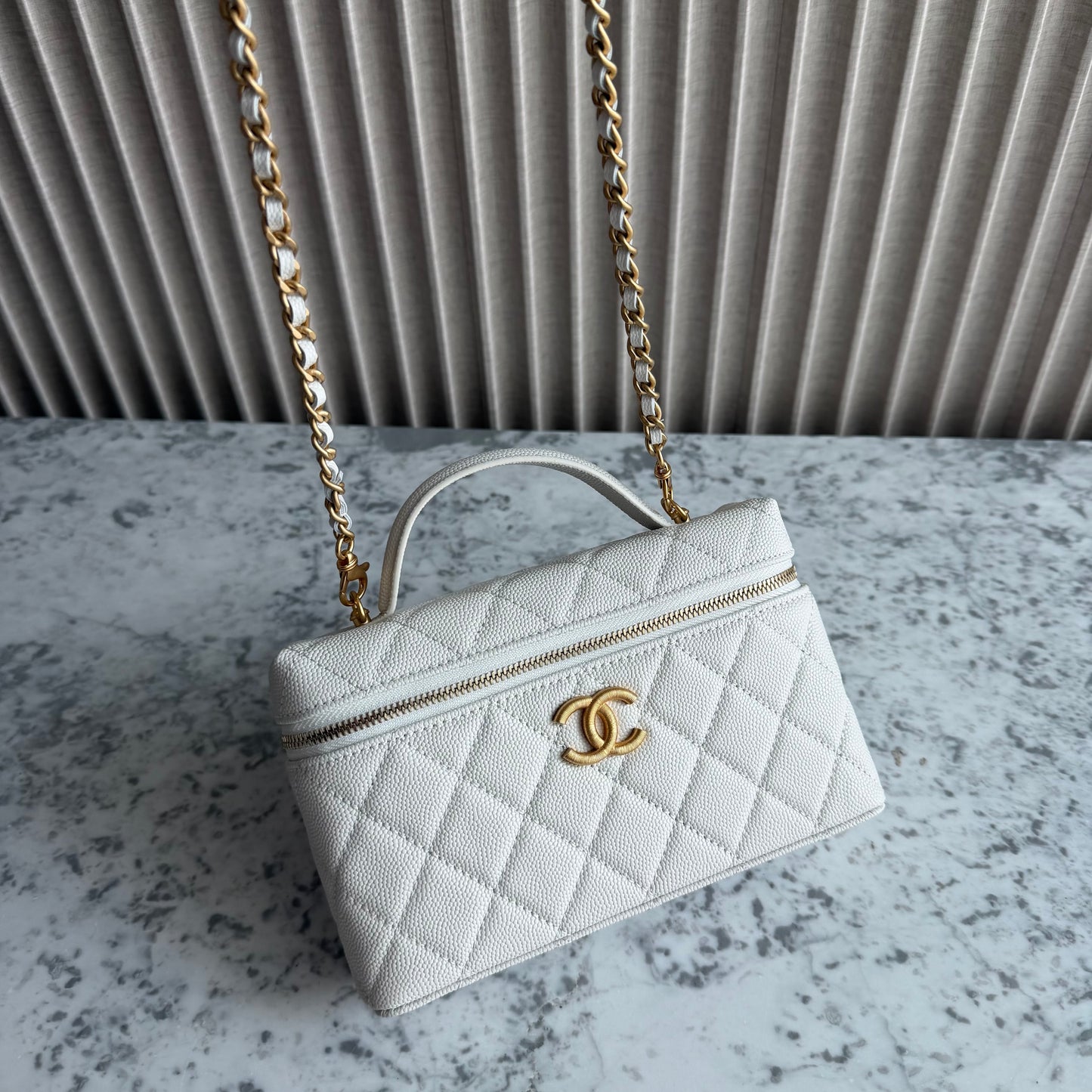 Bolso C-hanel vanity piel caviar color blanco