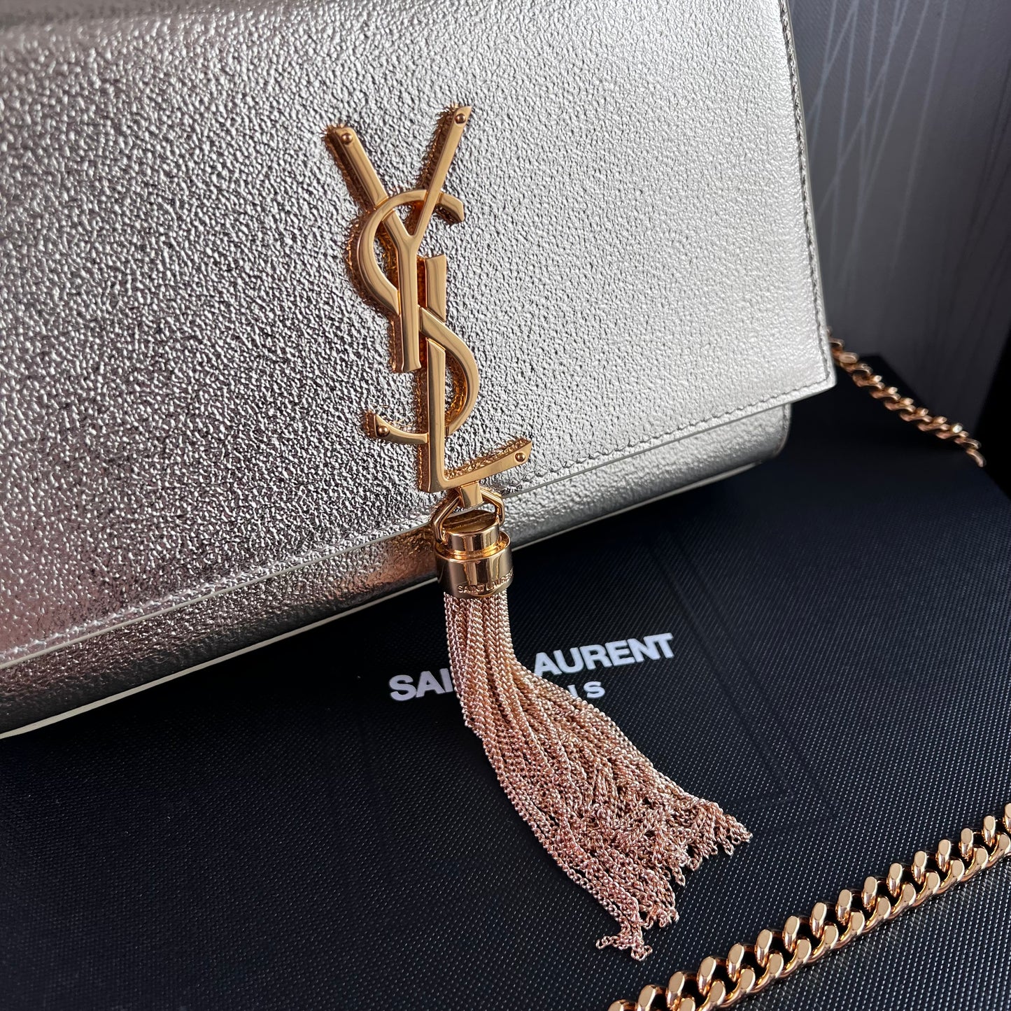 Bolso Y piel metalizada color dorado con borla