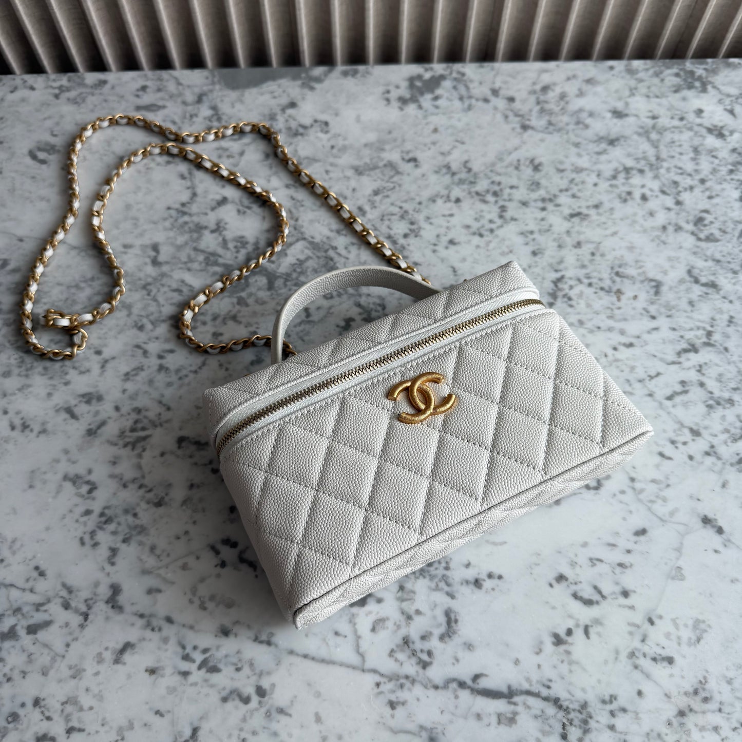Bolso C-hanel vanity piel caviar color blanco