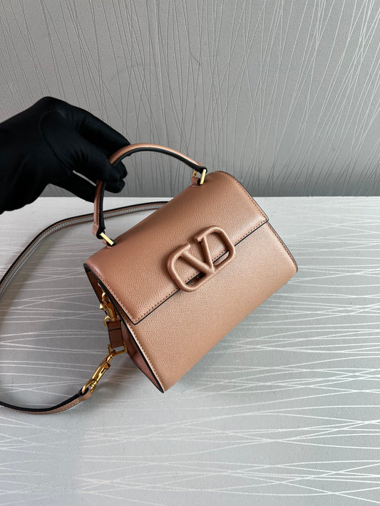 Bolso V piel color nude