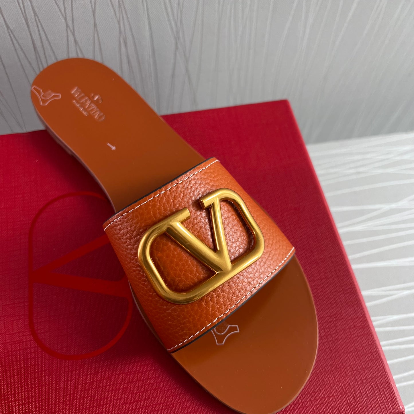 Sandalias V piel color camel con herraje dorado