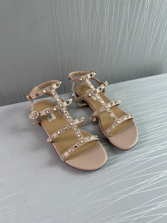 Sandalias V piel color beige, studs dorados