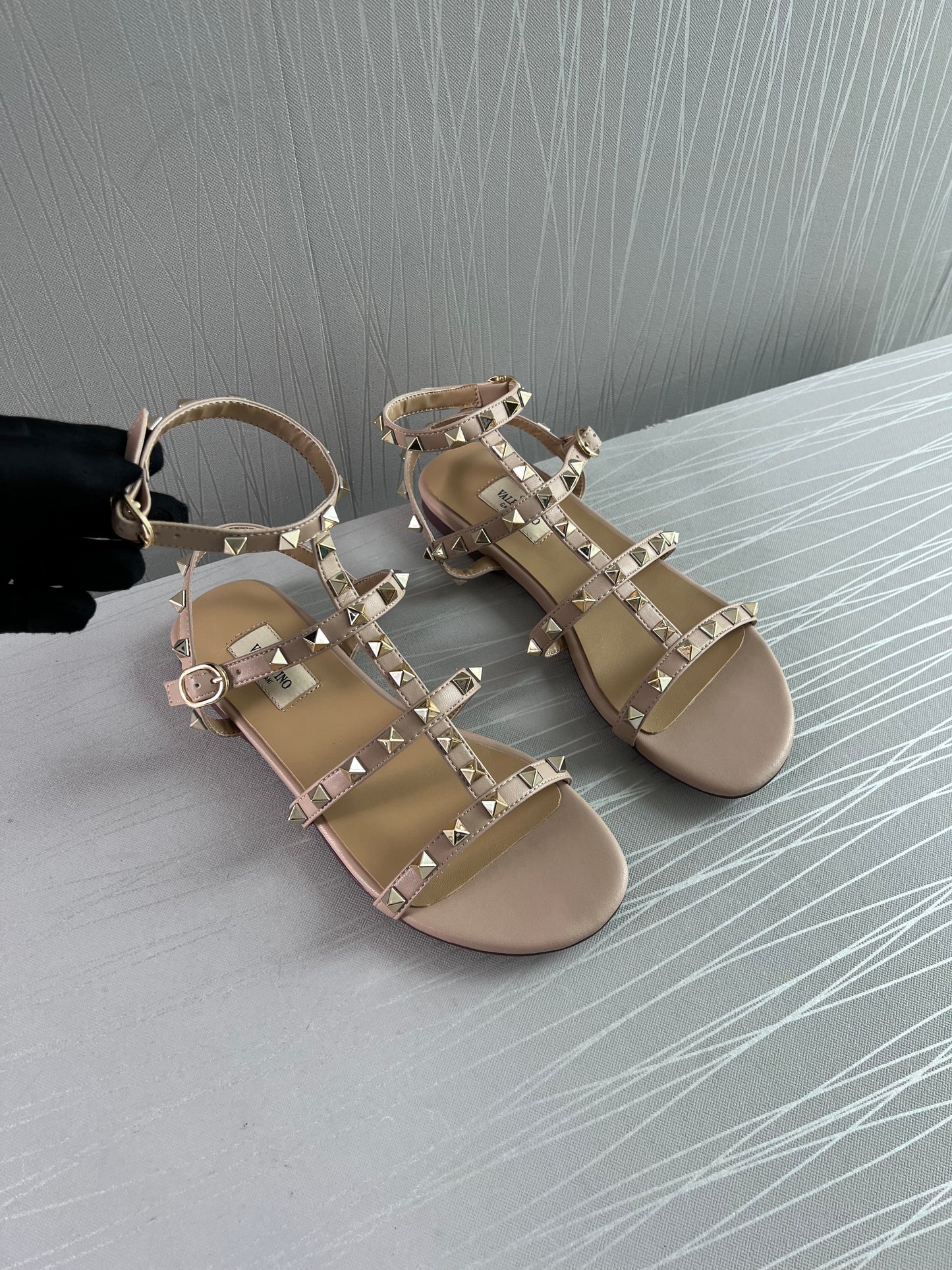 Sandalias V piel color beige, studs dorados