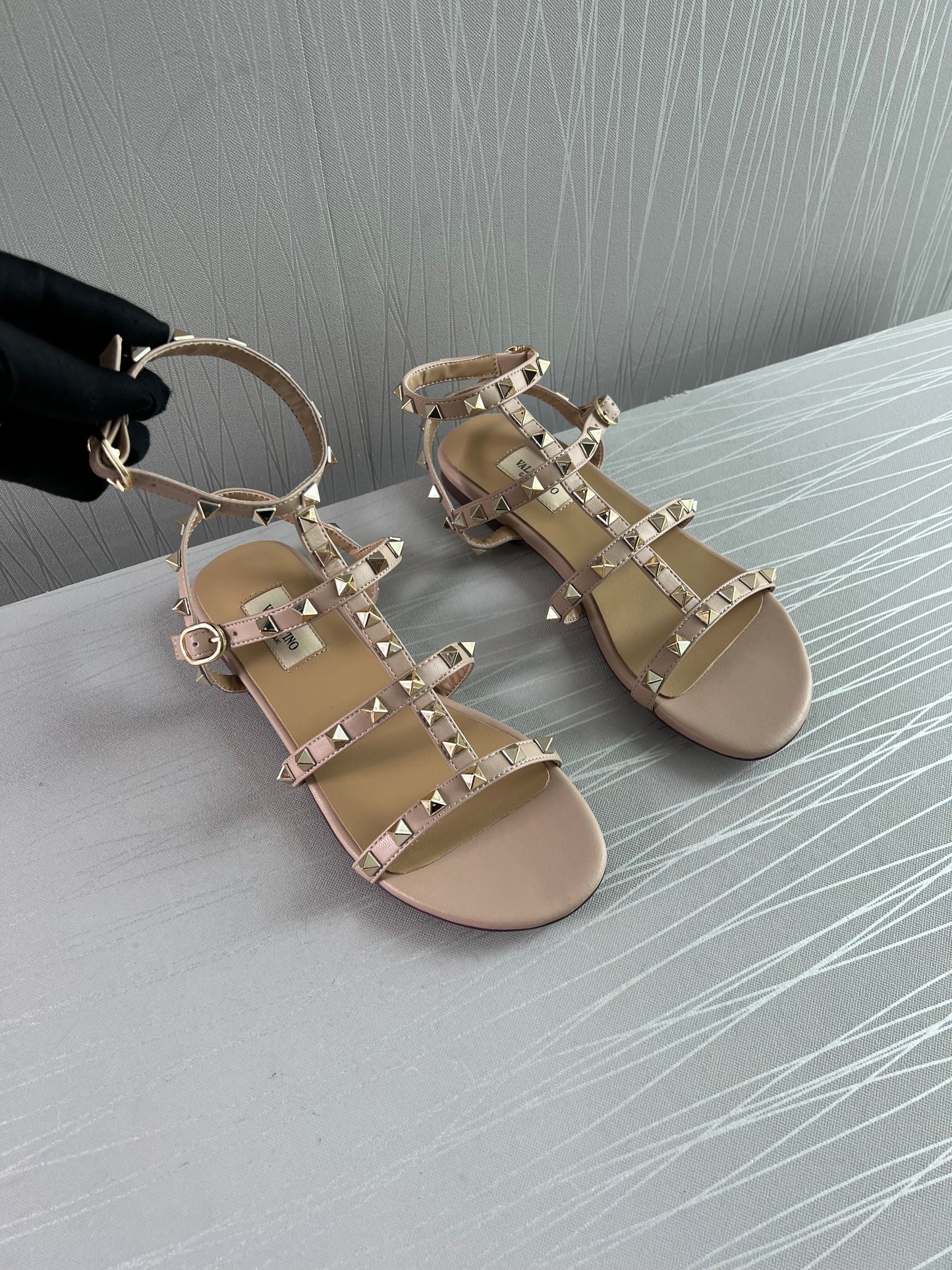 Sandalias V piel color beige, studs dorados