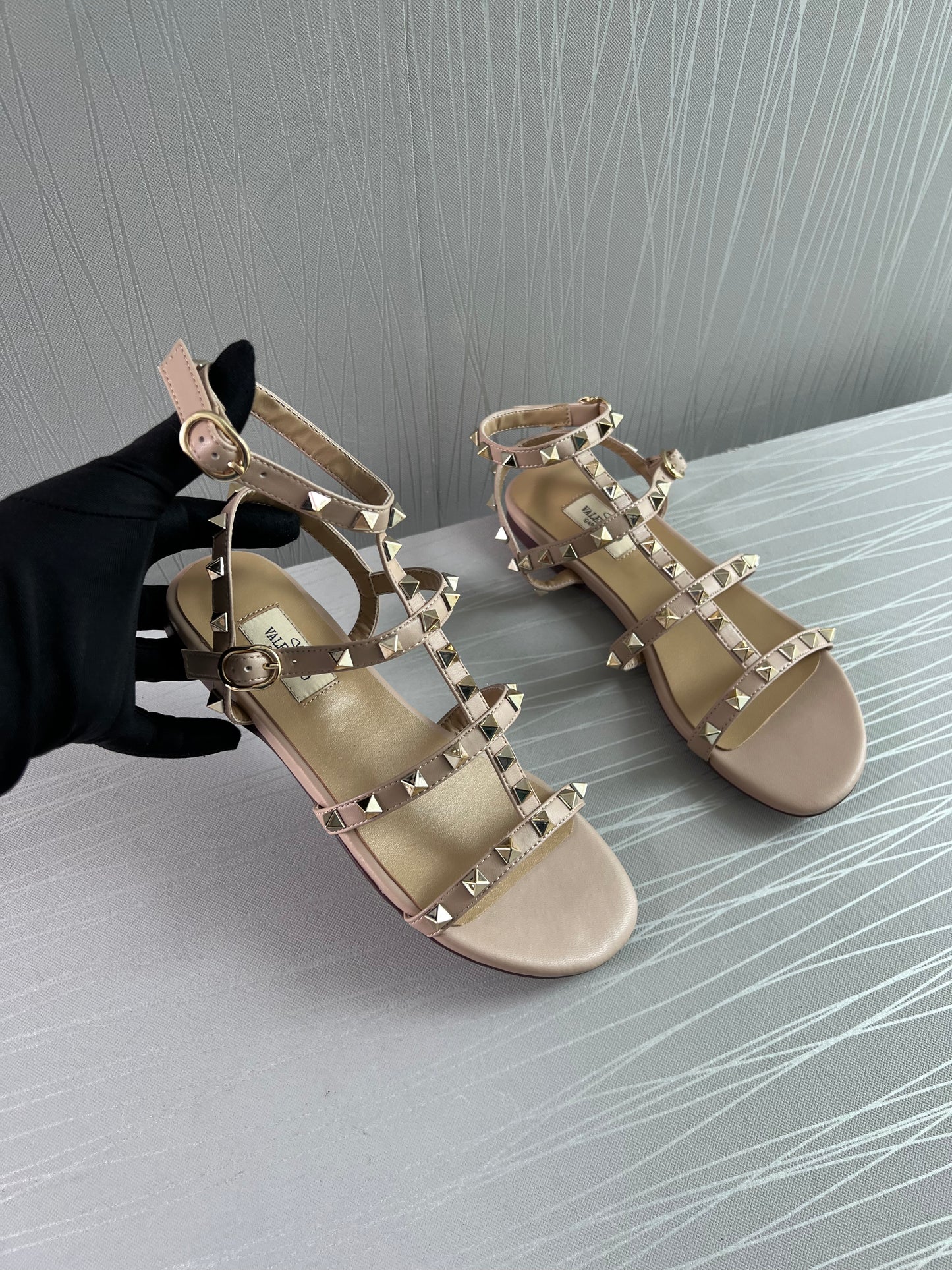 Sandalias V piel color beige, studs dorados