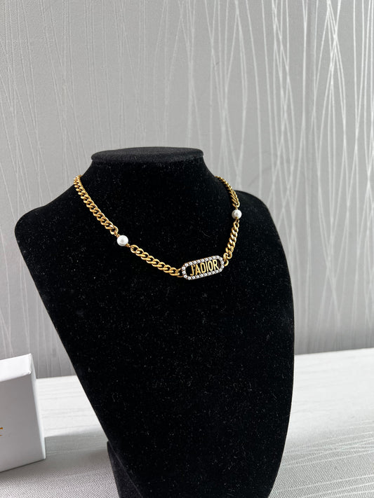 Juego de aretes y collar D color dorado
