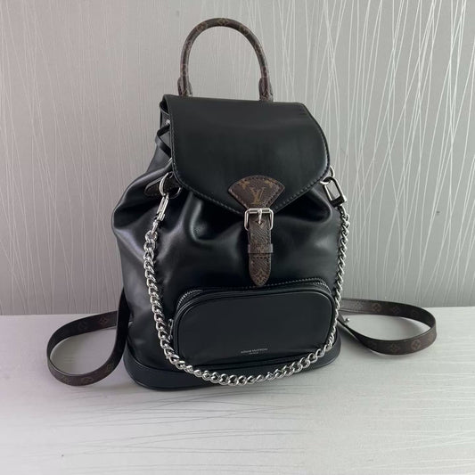 Backpack L piel en color negro