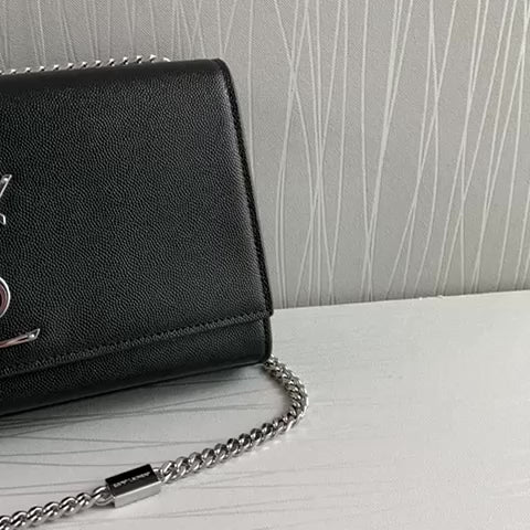 Bolso Y K-ate piel grained color negro herrajes plateados
