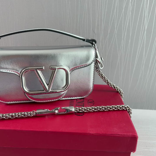 Bolso V piel color plata con herrajes del mismo tono