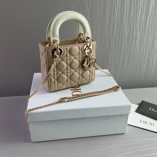 Bolso D piel color beige combinada en las asas con hueso