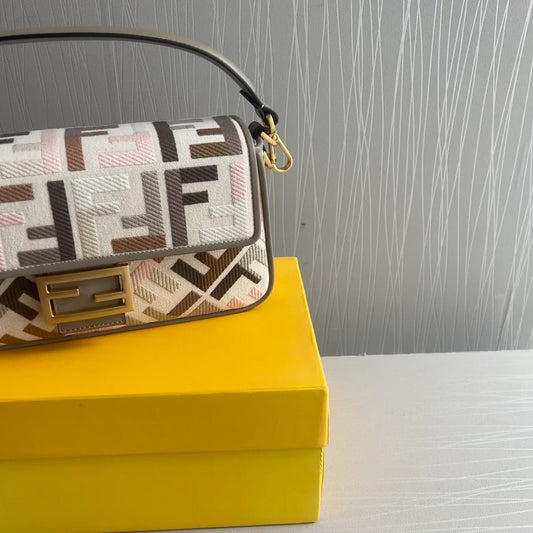 Bolso F Lona bordada y piel