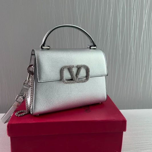 Bolso V piel color plata y herraje con piedras