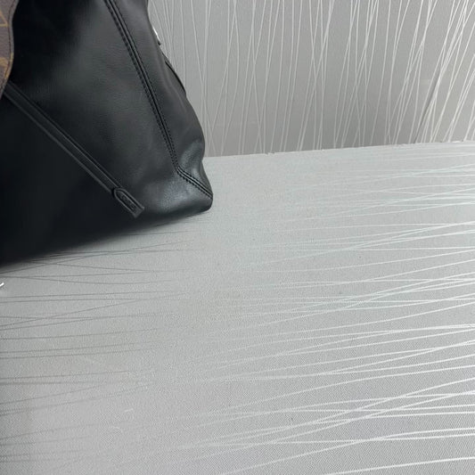 Bolso L piel en color negro y herrajes en color plata