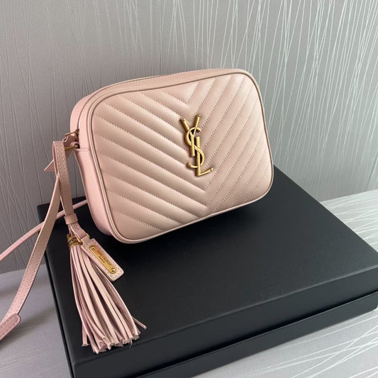 Bolso Y piel rosa nude herrajes color dorado
