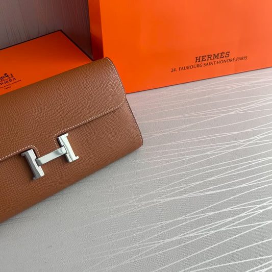 Cartera H piel color café herraje plata