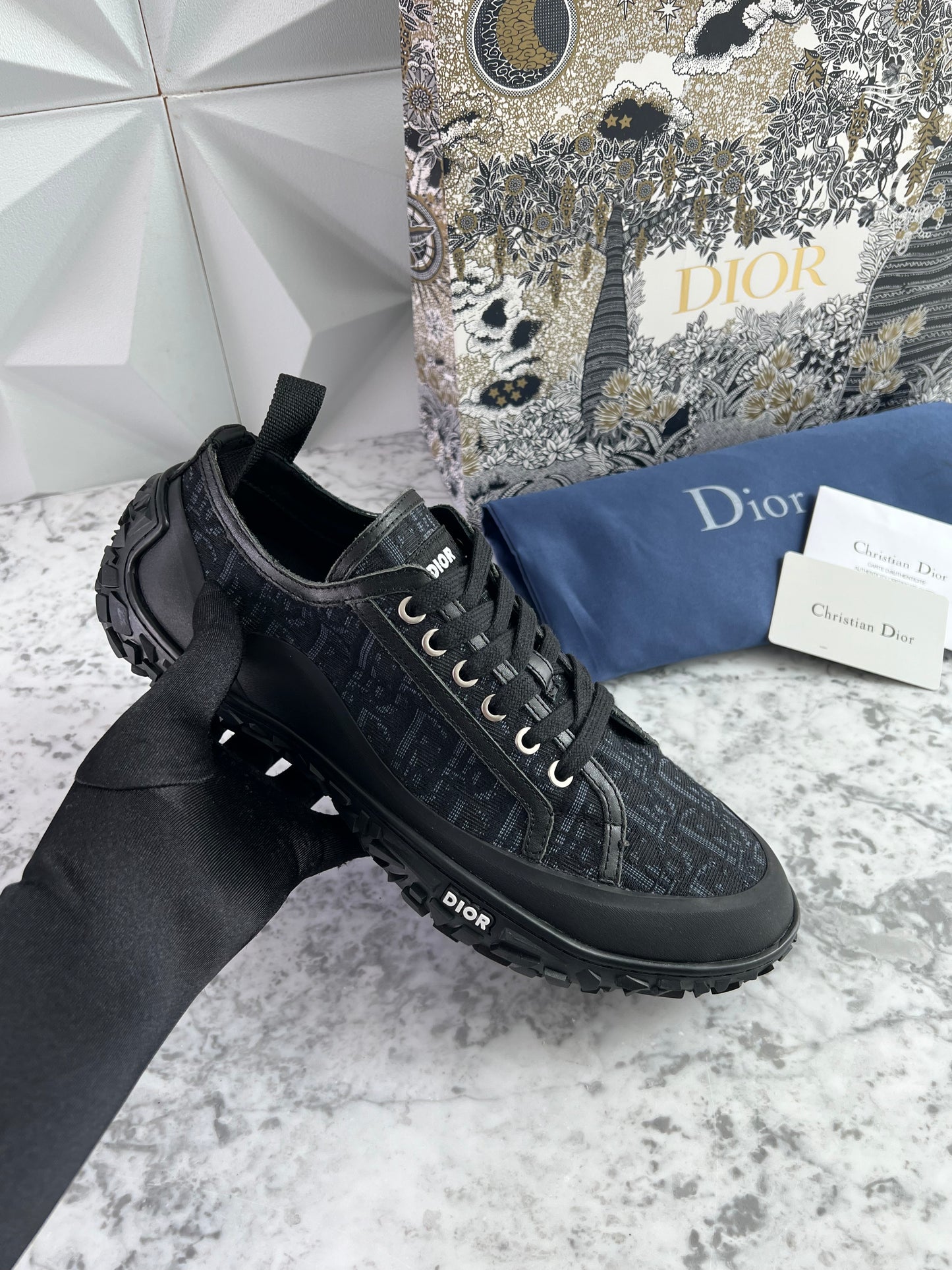 Sneakers D color gris con negro