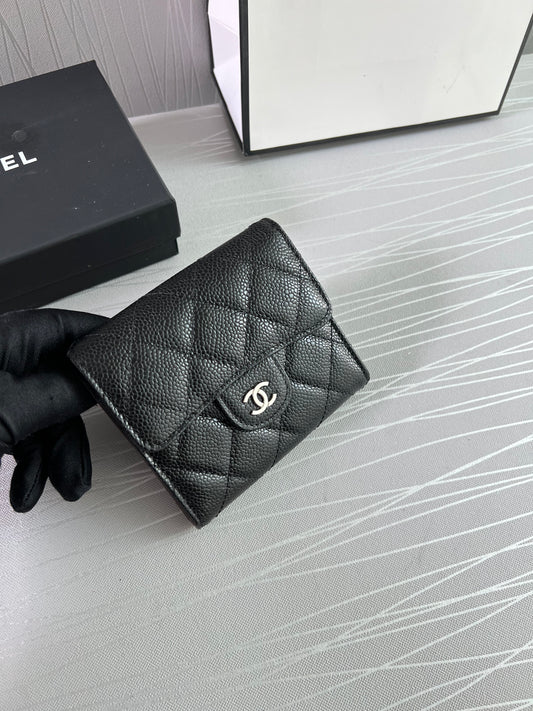 Cartera C-hanel piel caviar negra, herrajes color plata