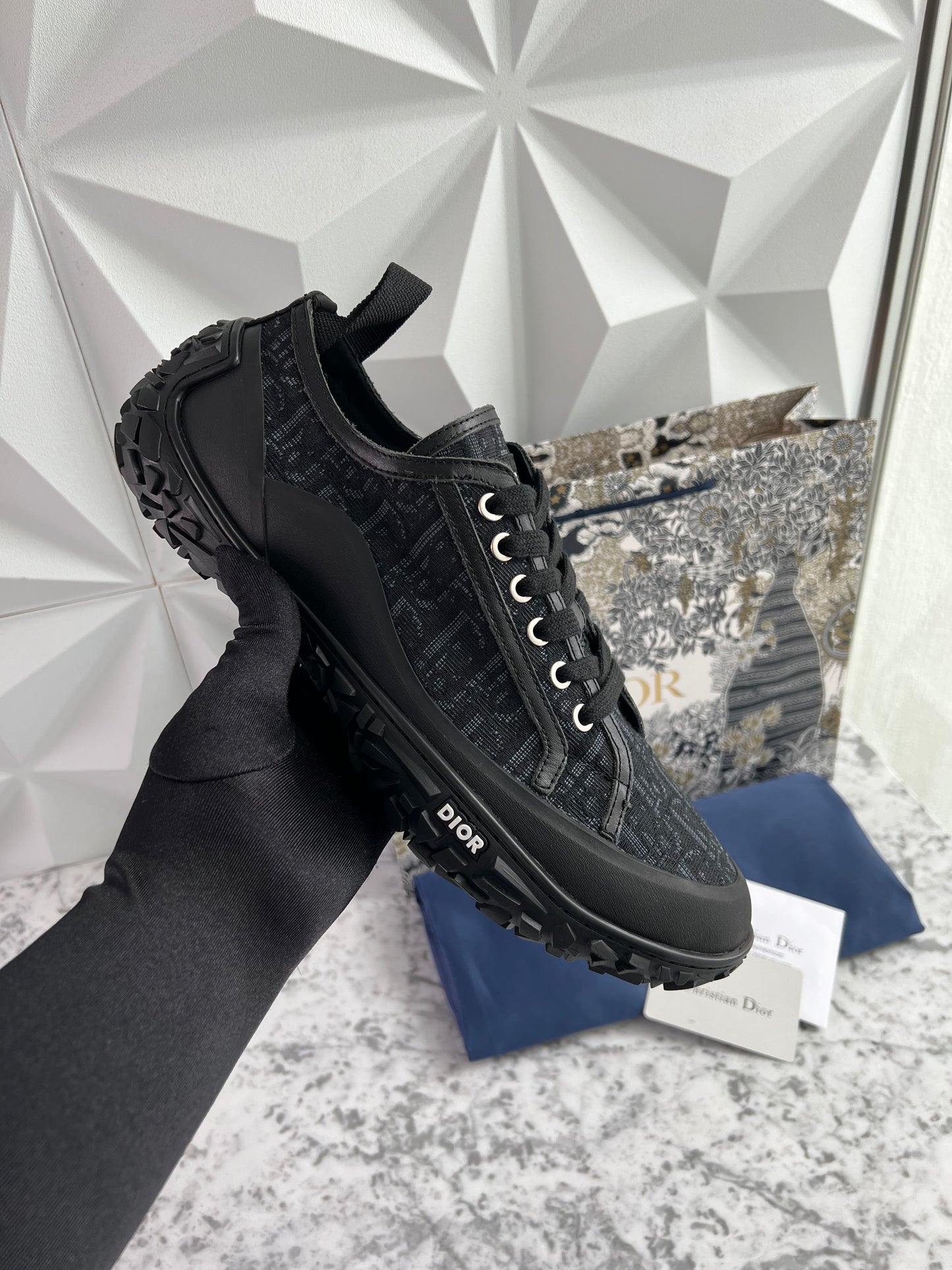 Sneakers D color gris con negro