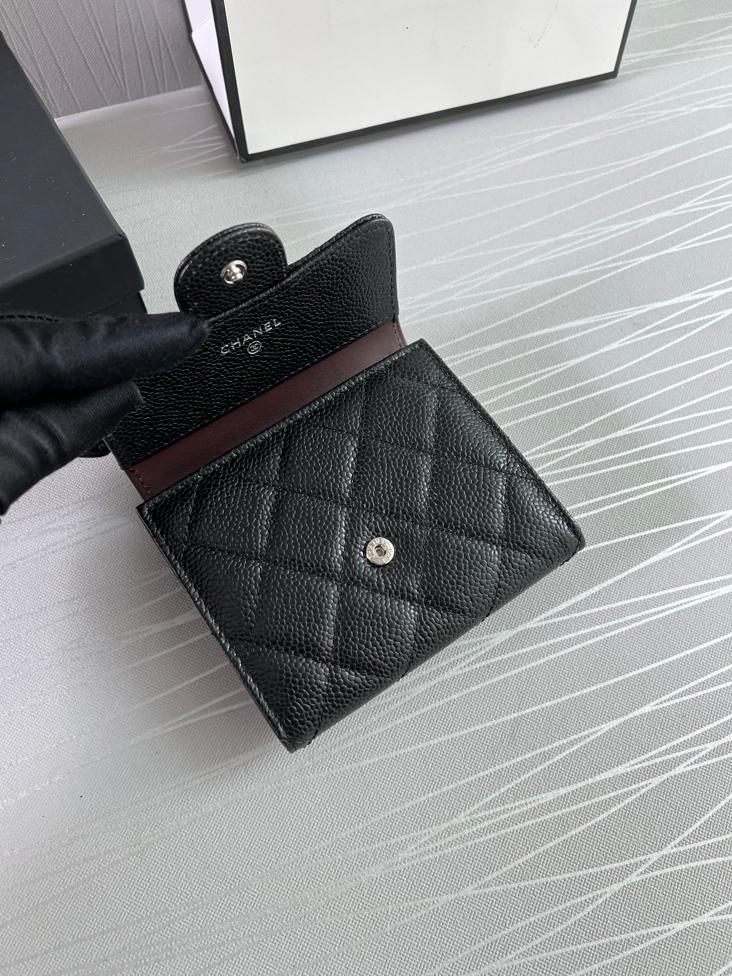 Cartera C-hanel piel caviar negra, herrajes color plata