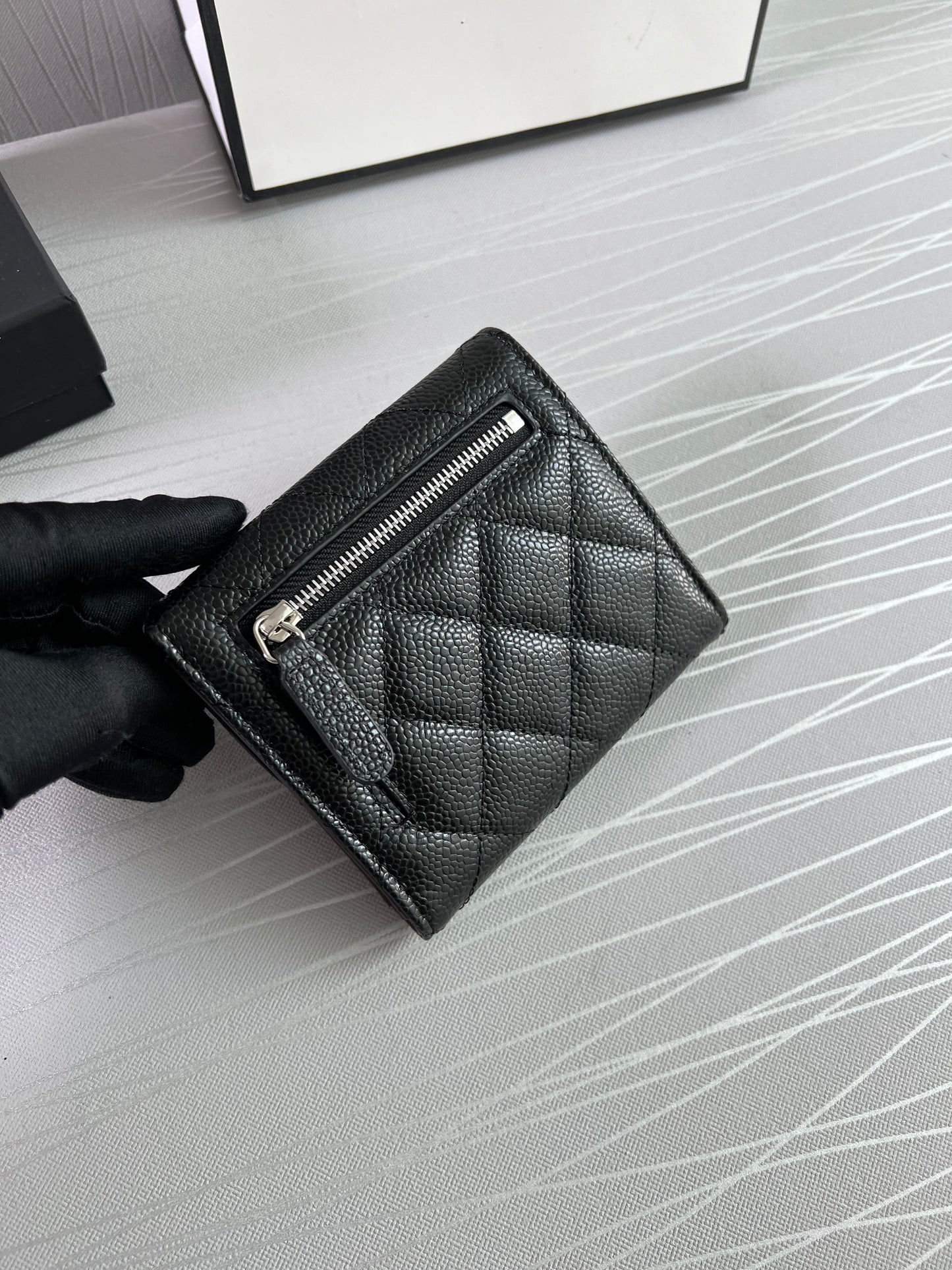 Cartera C-hanel piel caviar negra, herrajes color plata