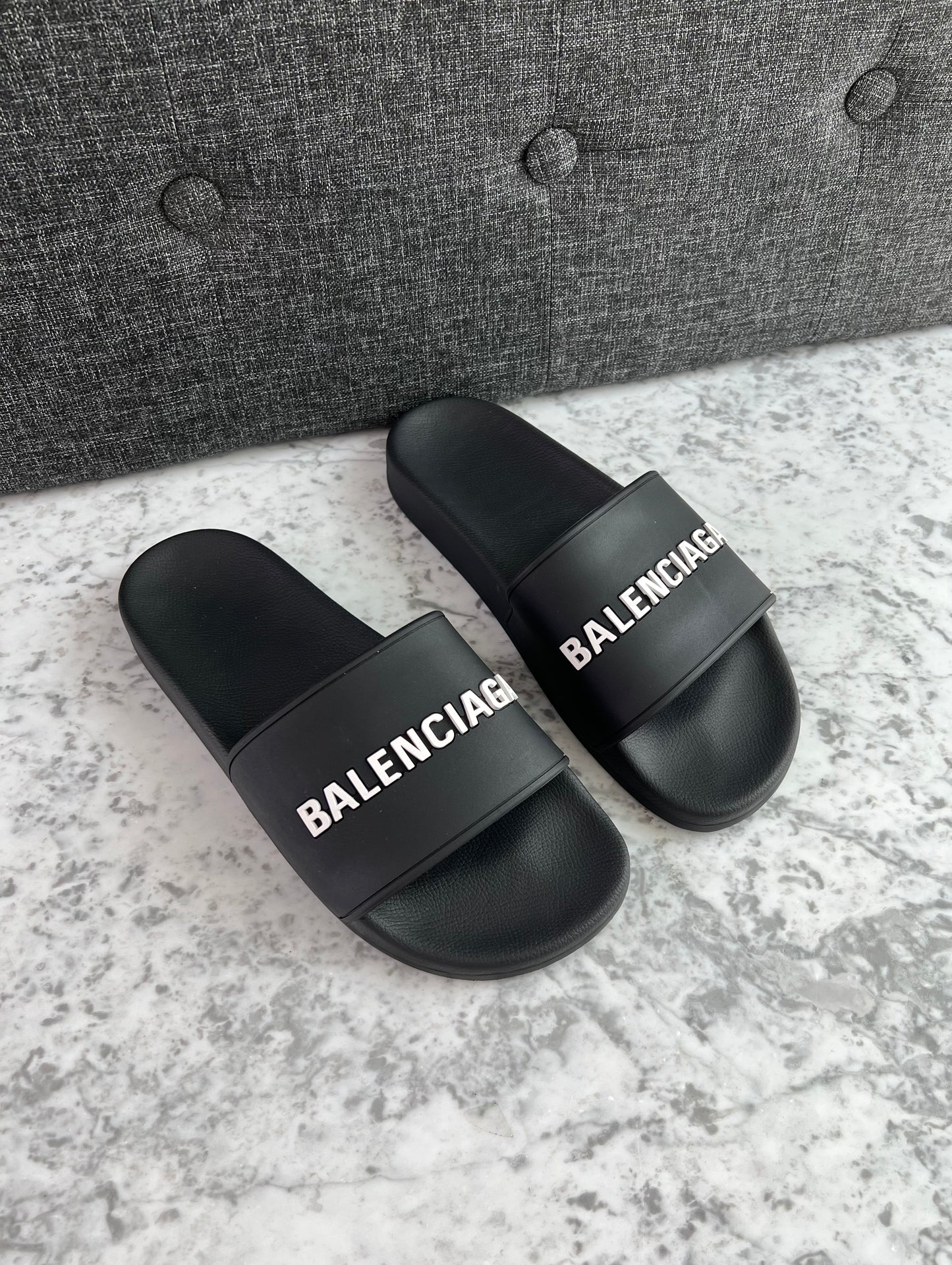 Sandalias B negras de hule con letras blancas